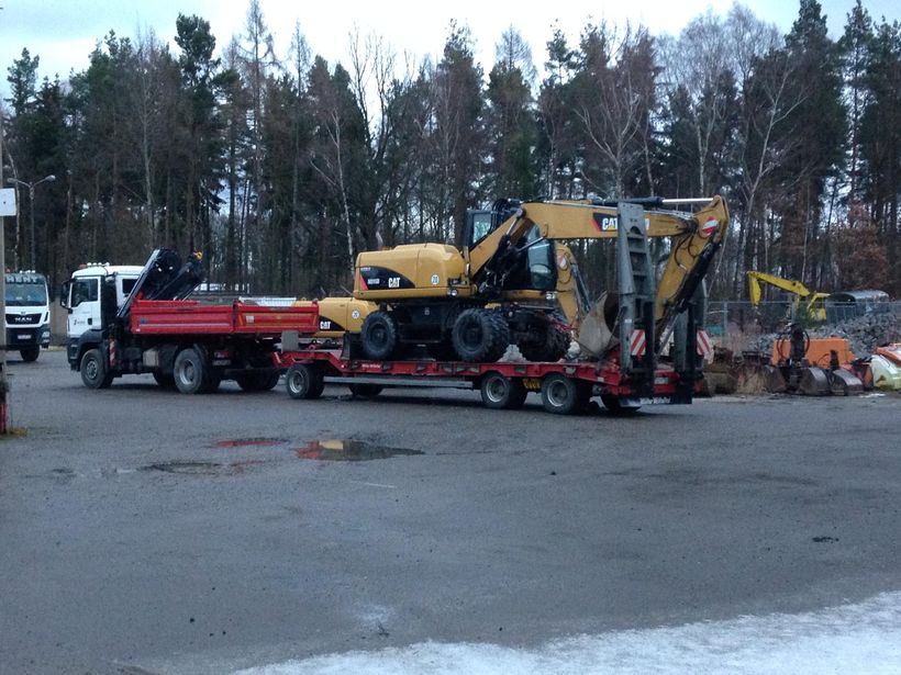 HENT Tieflader mit Bagger auf dem Verladeplatz